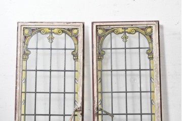 イギリスヴィンテージ建具　1950年頃　アイアンフレーム　エナメル絵付け　クラシカルな意匠を楽しめるステンドグラス入り窓2枚(1対)セット　(R-090018)