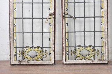 イギリスヴィンテージ建具　1950年頃　アイアンフレーム　エナメル絵付け　クラシカルな意匠を楽しめるステンドグラス入り窓2枚(1対)セット　(R-090018)