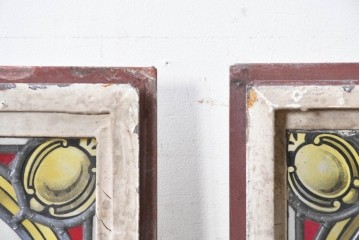 イギリスヴィンテージ建具　1950年頃　アイアンフレーム　エナメル絵付け　クラシカルな意匠を楽しめるステンドグラス入り窓2枚(1対)セット　(R-090018)