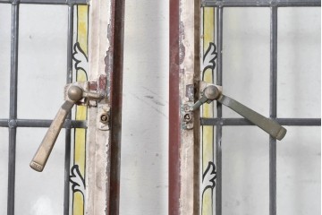 イギリスヴィンテージ建具　1950年頃　アイアンフレーム　エナメル絵付け　クラシカルな意匠を楽しめるステンドグラス入り窓2枚(1対)セット　(R-090018)