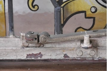 イギリスヴィンテージ建具　1950年頃　アイアンフレーム　エナメル絵付け　クラシカルな意匠を楽しめるステンドグラス入り窓2枚(1対)セット　(R-090018)