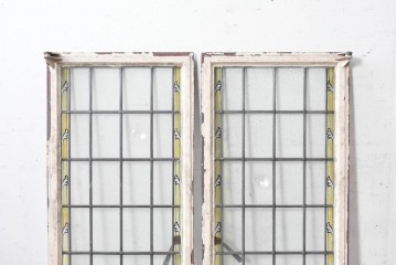 イギリスヴィンテージ建具　1950年頃　アイアンフレーム　エナメル絵付け　A.D.1956表記入りのクラシカルなステンドグラス窓2枚(1対)セット　(R-090019)