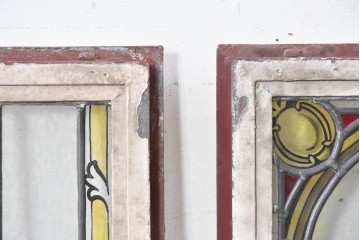 イギリスヴィンテージ建具　1950年頃　アイアンフレーム　エナメル絵付け　紋章風意匠が大きく配されたステンドグラス入り窓2枚(1対)セット　(R-090020)
