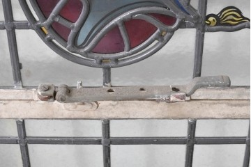 イギリスヴィンテージ建具　1950年頃　アイアンフレーム　エナメル絵付け　紋章風意匠が大きく配されたステンドグラス入り窓2枚(1対)セット　(R-090020)