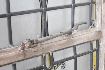 イギリスヴィンテージ建具　1950年頃　アイアンフレーム　エナメル絵付け　紋章風意匠が大きく配されたステンドグラス入り窓2枚(1対)セット　(R-090020)
