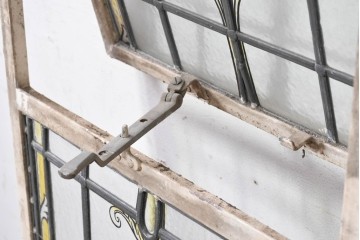 イギリスヴィンテージ建具　1950年頃　アイアンフレーム　エナメル絵付け　紋章風意匠が大きく配されたステンドグラス入り窓2枚(1対)セット　(R-090020)