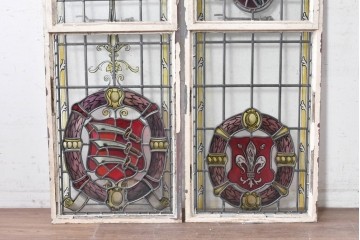 イギリスヴィンテージ建具　1950年頃　アイアンフレーム　エナメル絵付け　紋章風意匠が大きく配されたステンドグラス入り窓2枚(1対)セット　(R-090020)