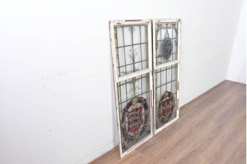イギリスヴィンテージ建具　1950年頃　アイアンフレーム　エナメル絵付け　紋章風意匠が大きく配されたステンドグラス入り窓2枚(1対)セット　(R-090020)