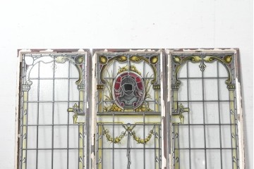 イギリスヴィンテージ建具　1950年頃　アイアンフレーム　エナメル絵付け　甲冑の図柄が印象的!　クラシカルなステンドグラス入りフィックス窓3枚セット　(R-090021)