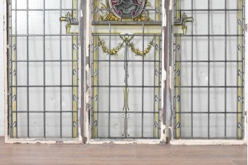 イギリスヴィンテージ建具　1950年頃　アイアンフレーム　エナメル絵付け　甲冑の図柄が印象的!　クラシカルなステンドグラス入りフィックス窓3枚セット　(R-090021)
