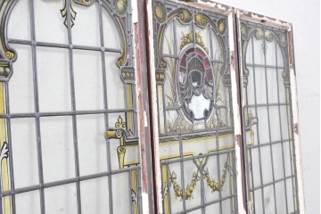 イギリスヴィンテージ建具　1950年頃　アイアンフレーム　エナメル絵付け　甲冑の図柄が印象的!　クラシカルなステンドグラス入りフィックス窓3枚セット　(R-090021)