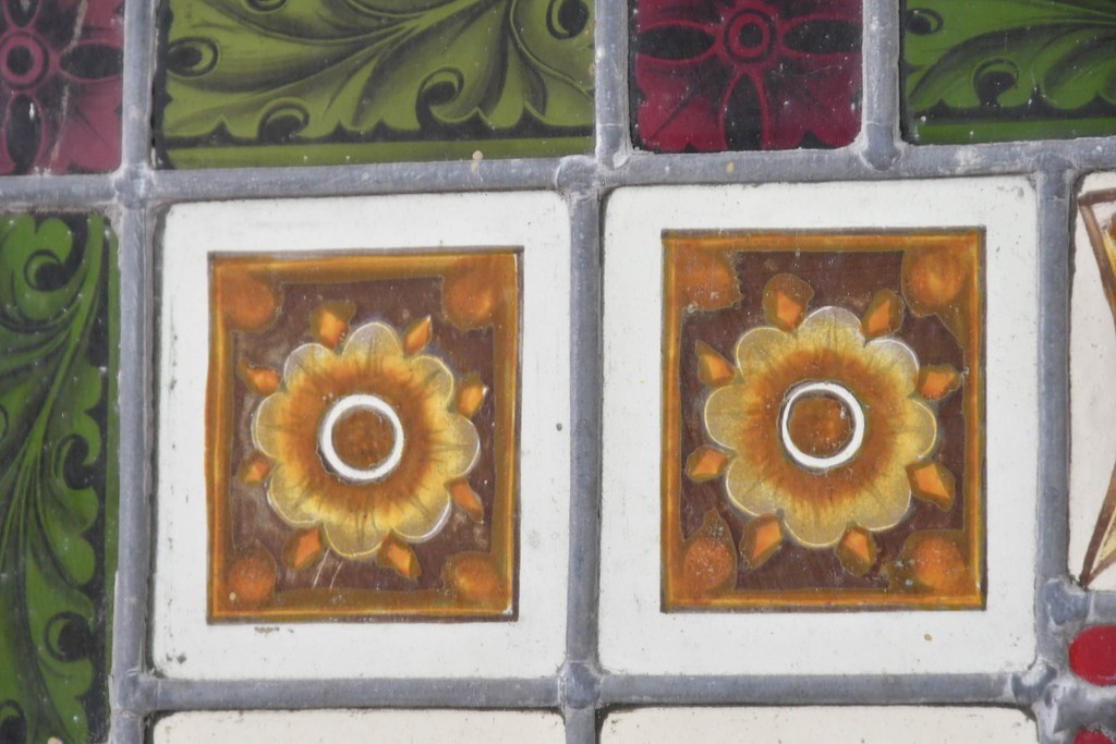 イギリスアンティーク建具　1890年から1910年頃　エナメル絵付け　中世の騎士を描いたステンドグラスのフィックス窓1枚　(R-090022)