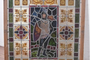 イギリスアンティーク建具　1890年から1910年頃　エナメル絵付け　中世の騎士を描いたステンドグラスのフィックス窓1枚　(R-090022)