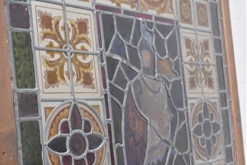 イギリスアンティーク建具　1890年から1910年頃　エナメル絵付け　中世の騎士を描いたステンドグラスのフィックス窓1枚　(R-090022)