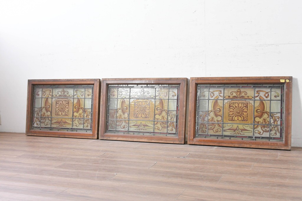 イギリスアンティーク建具　1930年頃　エナメル絵付け　左右対称の植物装飾がクラシカルなステンドグラス入りフィックス窓3枚セット　(R-090023)