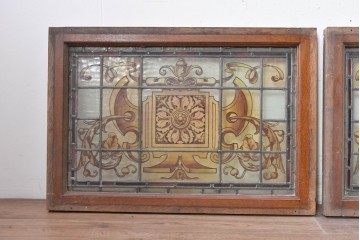 イギリスアンティーク建具　1930年頃　エナメル絵付け　左右対称の植物装飾がクラシカルなステンドグラス入りフィックス窓3枚セット　(R-090023)