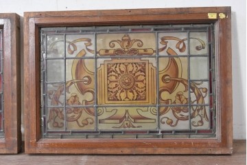 イギリスアンティーク建具　1930年頃　エナメル絵付け　左右対称の植物装飾がクラシカルなステンドグラス入りフィックス窓3枚セット　(R-090023)