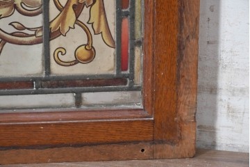 イギリスアンティーク建具　1930年頃　エナメル絵付け　左右対称の植物装飾がクラシカルなステンドグラス入りフィックス窓3枚セット　(R-090023)