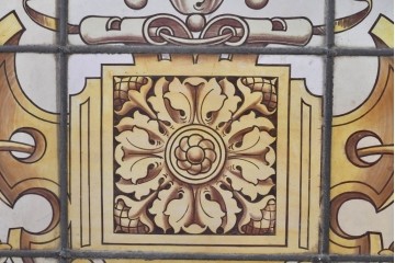 イギリスアンティーク建具　1930年頃　エナメル絵付け　左右対称の植物装飾がクラシカルなステンドグラス入りフィックス窓3枚セット　(R-090023)