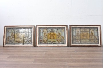 イギリスアンティーク建具　1930年頃　エナメル絵付け　左右対称の植物装飾がクラシカルなステンドグラス入りフィックス窓3枚セット　(R-090023)