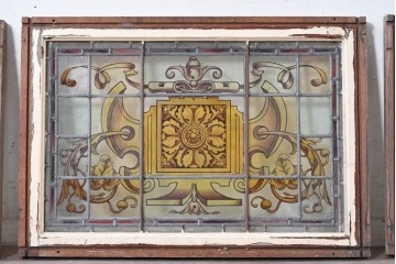 イギリスアンティーク建具　1930年頃　エナメル絵付け　左右対称の植物装飾がクラシカルなステンドグラス入りフィックス窓3枚セット　(R-090023)