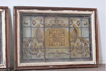 イギリスアンティーク建具　1930年頃　エナメル絵付け　左右対称の植物装飾がクラシカルなステンドグラス入りフィックス窓3枚セット　(R-090023)