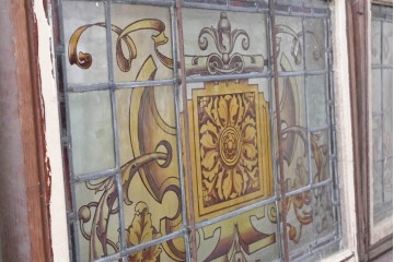 イギリスアンティーク建具　1930年頃　エナメル絵付け　左右対称の植物装飾がクラシカルなステンドグラス入りフィックス窓3枚セット　(R-090023)
