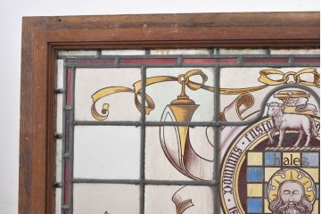 イギリスアンティーク建具　1930年頃　エナメル絵付け　ステンドグラス入り　キリスト教モチーフを思わせる荘厳な意匠のフィックス窓1枚　(R-090024)