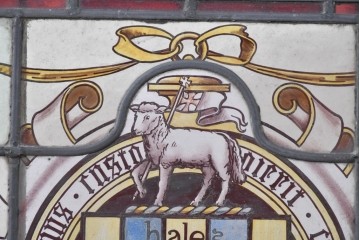 イギリスアンティーク建具　1930年頃　エナメル絵付け　ステンドグラス入り　キリスト教モチーフを思わせる荘厳な意匠のフィックス窓1枚　(R-090024)
