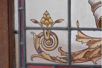 イギリスアンティーク建具　1930年頃　エナメル絵付け　ステンドグラス入り　キリスト教モチーフを思わせる荘厳な意匠のフィックス窓1枚　(R-090024)