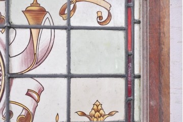 イギリスアンティーク建具　1930年頃　エナメル絵付け　ステンドグラス入り　キリスト教モチーフを思わせる荘厳な意匠のフィックス窓1枚　(R-090024)