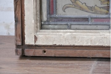 イギリスアンティーク建具　1930年頃　エナメル絵付け　ステンドグラス入り　キリスト教モチーフを思わせる荘厳な意匠のフィックス窓1枚　(R-090024)