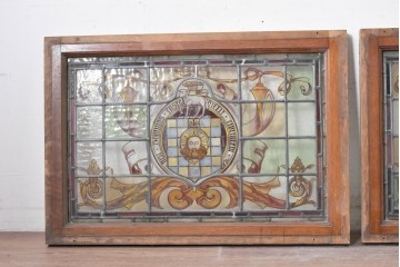 イギリスアンティーク建具　1930年頃　エナメル絵付け　ステンドグラス入り　キリスト教モチーフを思わせる荘厳な意匠のフィックス窓2枚セット　(R-090025)