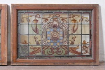 イギリスアンティーク建具　1930年頃　エナメル絵付け　ステンドグラス入り　キリスト教モチーフを思わせる荘厳な意匠のフィックス窓2枚セット　(R-090025)