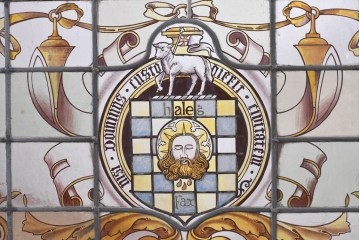 イギリスアンティーク建具　1930年頃　エナメル絵付け　ステンドグラス入り　キリスト教モチーフを思わせる荘厳な意匠のフィックス窓2枚セット　(R-090025)