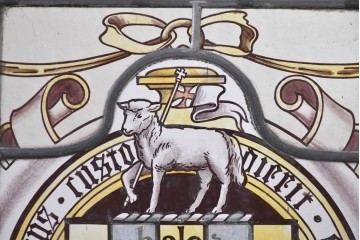 イギリスアンティーク建具　1930年頃　エナメル絵付け　ステンドグラス入り　キリスト教モチーフを思わせる荘厳な意匠のフィックス窓2枚セット　(R-090025)