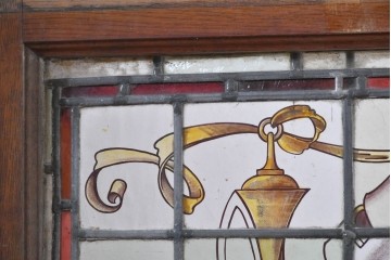 イギリスアンティーク建具　1930年頃　エナメル絵付け　ステンドグラス入り　キリスト教モチーフを思わせる荘厳な意匠のフィックス窓2枚セット　(R-090025)