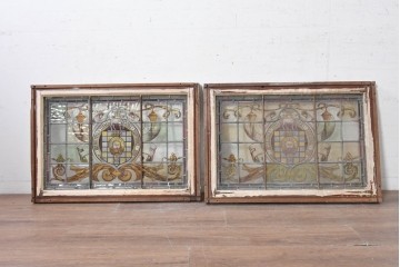 イギリスアンティーク建具　1930年頃　エナメル絵付け　ステンドグラス入り　キリスト教モチーフを思わせる荘厳な意匠のフィックス窓2枚セット　(R-090025)