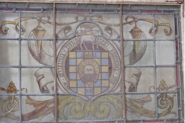 イギリスアンティーク建具　1930年頃　エナメル絵付け　ステンドグラス入り　キリスト教モチーフを思わせる荘厳な意匠のフィックス窓2枚セット　(R-090025)