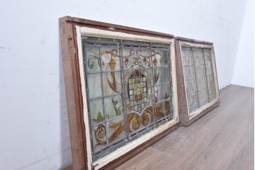 イギリスアンティーク建具　1930年頃　エナメル絵付け　ステンドグラス入り　キリスト教モチーフを思わせる荘厳な意匠のフィックス窓2枚セット　(R-090025)