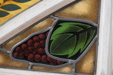 イギリスアンティーク　1930年頃　エナメル絵付け　草花と果実が華やかなステンドグラスのFIX窓2枚セット　(R-090026)