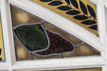 イギリスアンティーク　1930年頃　エナメル絵付け　草花と果実が華やかなステンドグラスのFIX窓2枚セット　(R-090026)