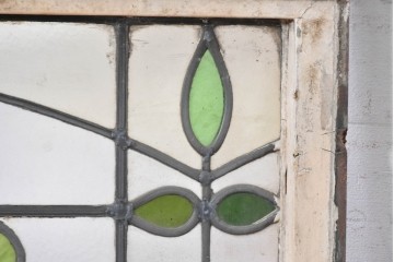 イギリスアンティーク　1920年から1930年頃　「PUBLIC」のレタリングと薔薇が目を引くステンドグラスのFIX窓1枚　(R-090027)
