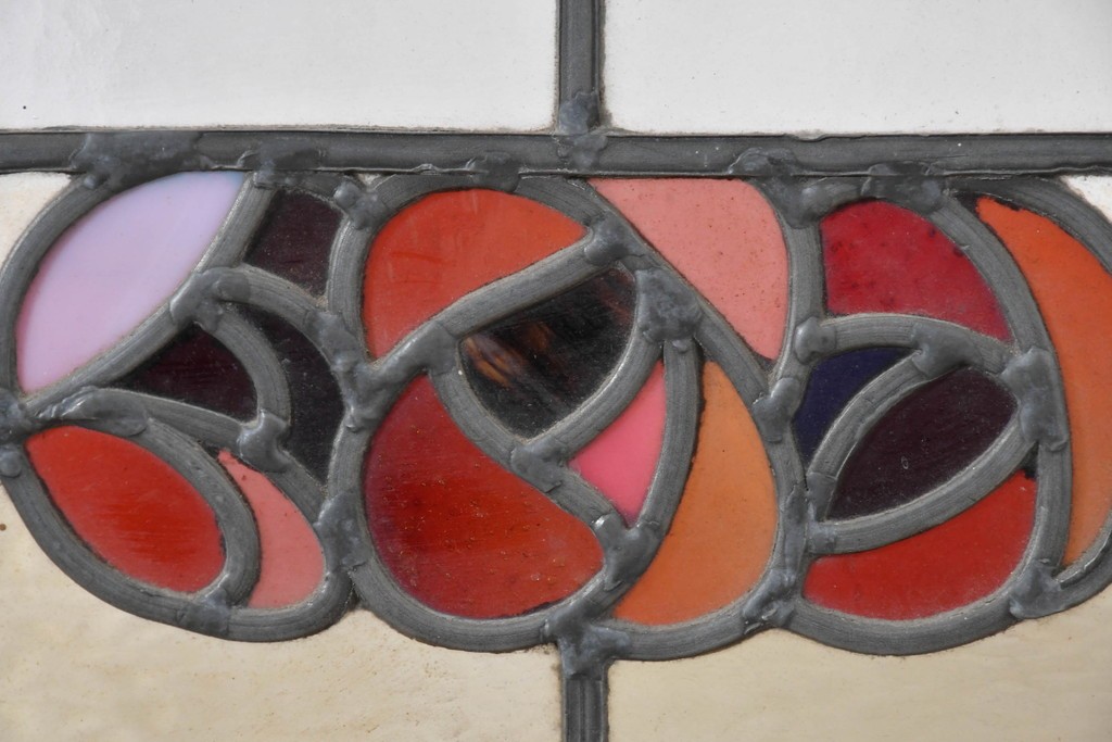 イギリスアンティーク　1920年から1930年頃　「PUBLIC」のレタリングと薔薇が目を引くステンドグラスのFIX窓1枚　(R-090027)