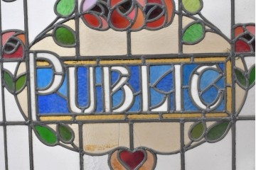イギリスアンティーク　1920年から1930年頃　「PUBLIC」のレタリングと薔薇が目を引くステンドグラスのFIX窓1枚　(R-090027)
