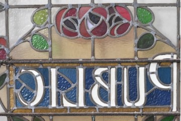 イギリスアンティーク　1920年から1930年頃　「PUBLIC」のレタリングと薔薇が目を引くステンドグラスのFIX窓1枚　(R-090027)