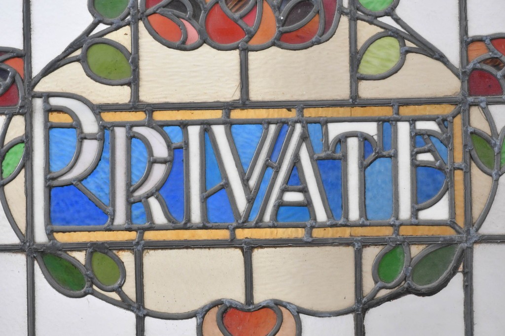 イギリスアンティーク　1920年から1930年頃　「PRIVATE」のレタリングと薔薇が目を引くステンドグラスのFIX窓1枚　(R-090028)