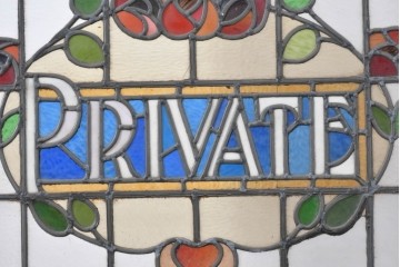 イギリスアンティーク　1920年から1930年頃　「PRIVATE」のレタリングと薔薇が目を引くステンドグラスのFIX窓1枚　(R-090028)