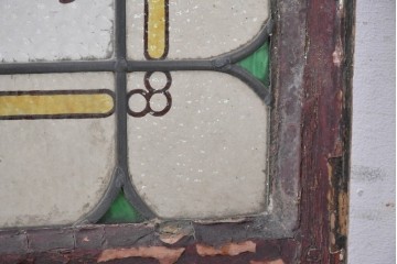 イギリスアンティーク　1920年から1930年頃　エナメル絵付け　シンメトリーな装飾が美しいステンドグラスのFIX窓1枚　(R-090029)