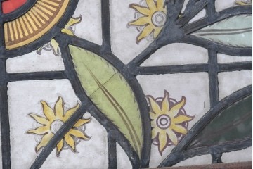 イギリスアンティーク　1900年から1920年頃　繊細な絵付けと色ガラスが魅力的なステンドグラス窓1枚　(R-090030)